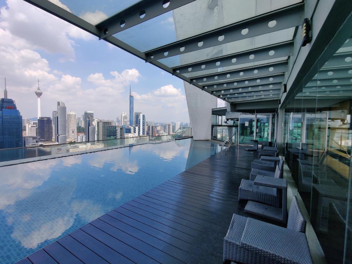 Skybed Over The Sky Hostel @Regalia Suites & Residences Kl Куала Лумпур Екстериор снимка